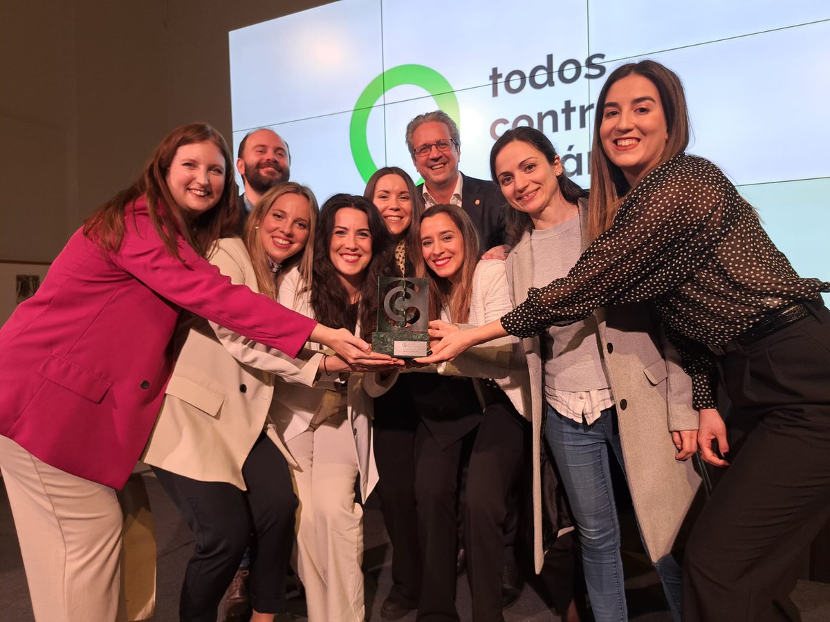 🎉Enhorabuena a los profesionales de nuestro servicio por este reconocimiento #ContraElCáncer2024 Todo el esfuerzo y trabajo en #CARTherapy para el desarrollo de esta estrategia en la academia! 🥂Felicidades y a por muchas victorias más! @HospitalUVRocio @ibis_sevilla #SomosHUVR