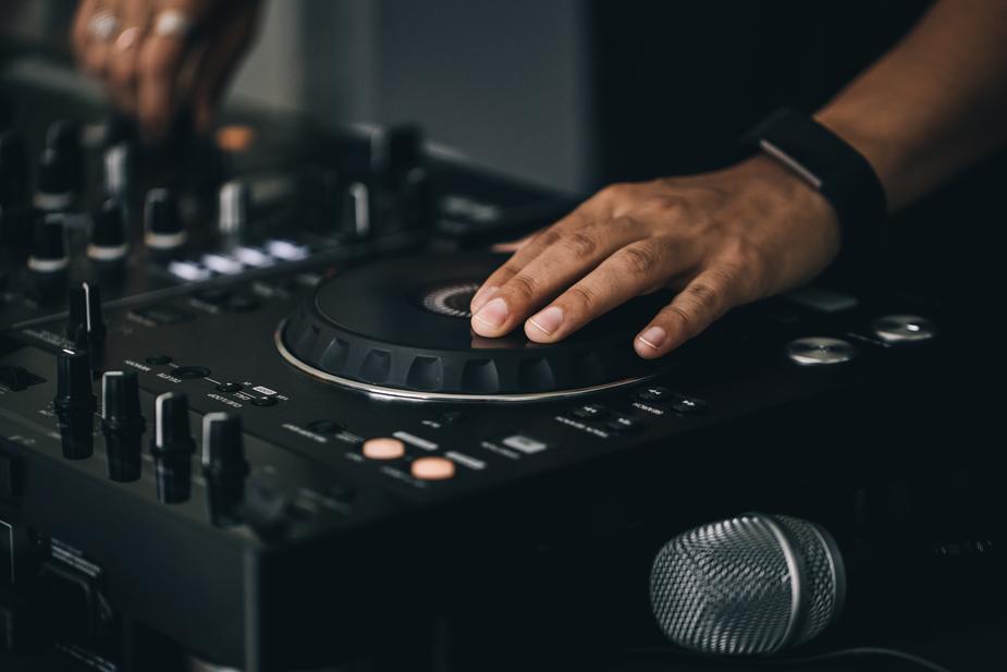 revistadreams's tweet photo. . @revistadreams nos presenta #CRUSHER_RADIO! Una #playlist de #MúsicaElectrónica con grandes hits de la escena #dance! Seleccionada por nuestro #CuradorMusical: @dannyfurlongdj
Escúchanos en @SoundCloud Ahora! https://t.co/LHkYerJwSz
#Interesado en #Anunciarte! Contáctanos! https://t.co/lPZUhsLxRj