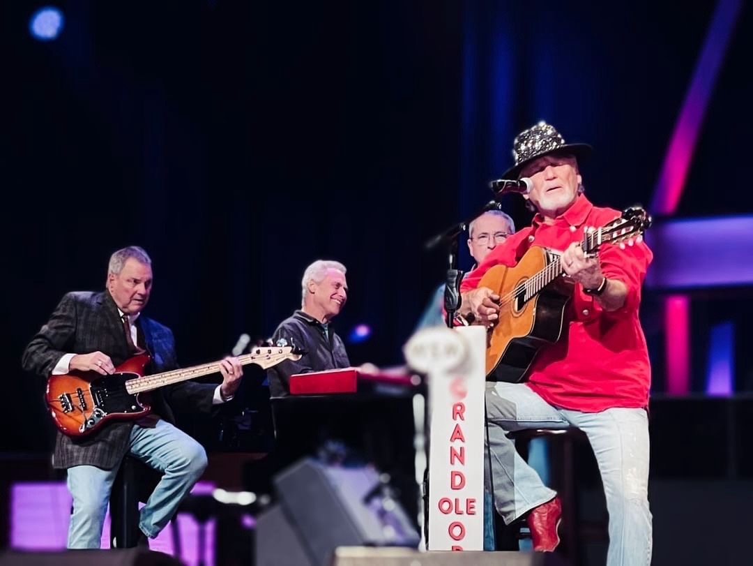 Are you wanting to see a show? Click the link below to get tickets 👇 • i.mtr.cool/faatdjlorl • 📸 IG: @theedwardjames • #throwback #opry #grandoleopry #thegatlinbrothers #larrygatlin #gatlinbrothers