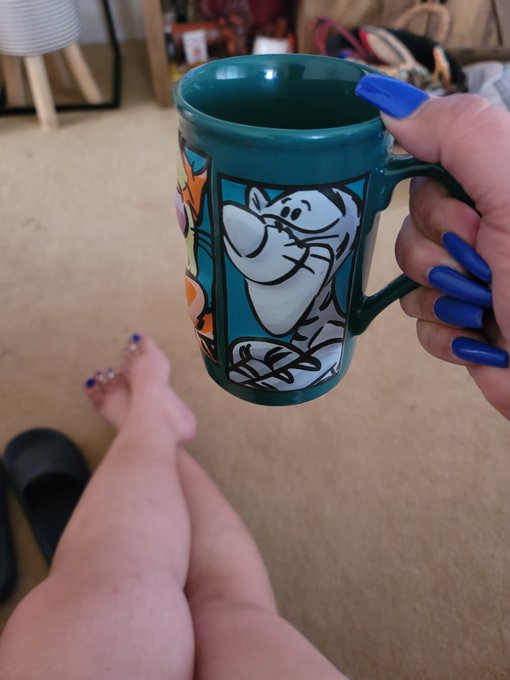 Getting ready to get out n enjoy the sunshine....  Another sockless day in sneaks 🥰 https://t.co/jxp