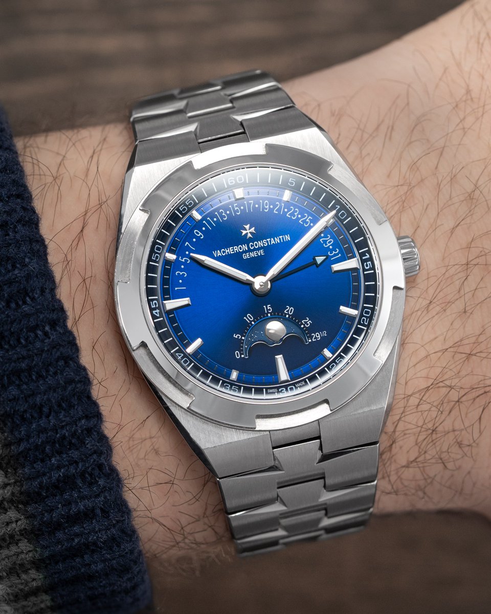 baldassarreted's tweet photo. The deep blue dial of this Vacheron Constantin Overseas Retrograde Date sets the stage for a refined dial design language with an elegant moon phase complication.
.
#luxurywatch #luxurywatches #luxurywatchlife #moonphases #moonphase #moonphasewatch #vacheronconstantin https://t.co/wqL6fJSNfr