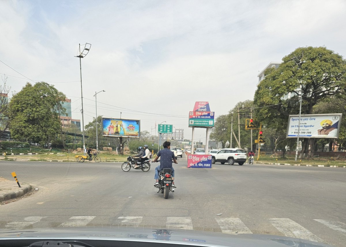 Harpreet1569's tweet photo. @TrafficSASNagar photo attached for your information please.... incorrect registration plate PB65AW6525, no helmet and crossing on red light at PSEB/Fortis Chowk on Jail Road at 10:56 am, 13 March24. https://t.co/IL1cAt7Tkl
