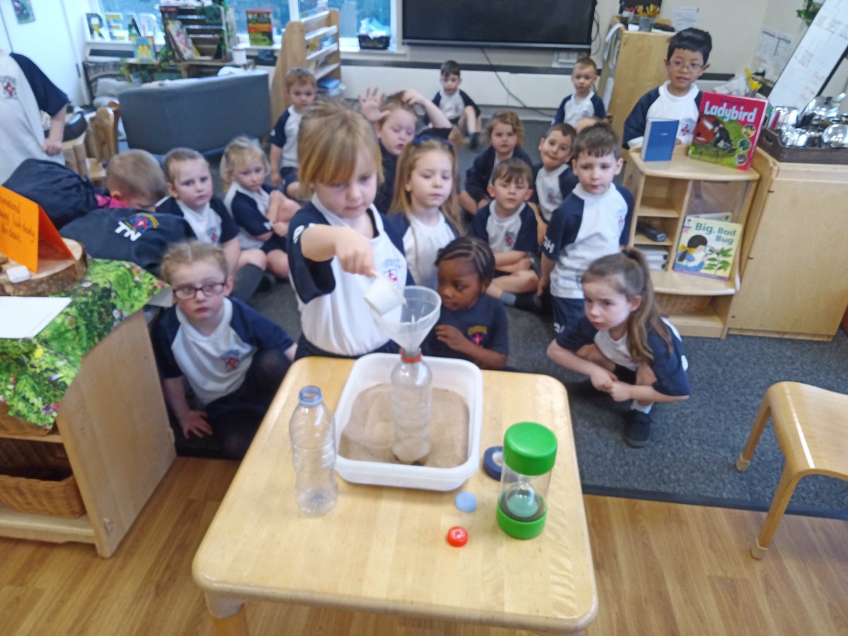 MrsOBSGC's tweet photo. Reception are enjoying British Science Week around the theme of time. We made a sand timer and found out what kind of model we could make in one minute! #SGCScience @MrGSGC @MrsMalleySGC https://t.co/2uPUx1aifC