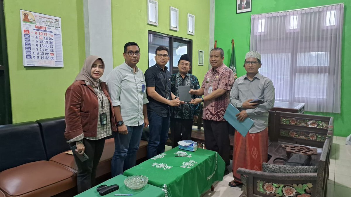 pcnujepara's tweet photo. Wakil Ketua Yayasan Anugerah Sehat Jepara dr. Triyono menerima bantuan Ambulance dari CSR Kantor Cabang BRI Jepara yg diserahkan secara langsung oleh Kacab BRI Fajar Baskoro. Bantuan diserahterimakan di Gedung PCNU disaksikan oleh Katib &amp; Sekretaris PCNU. https://t.co/Vh33juj5cy