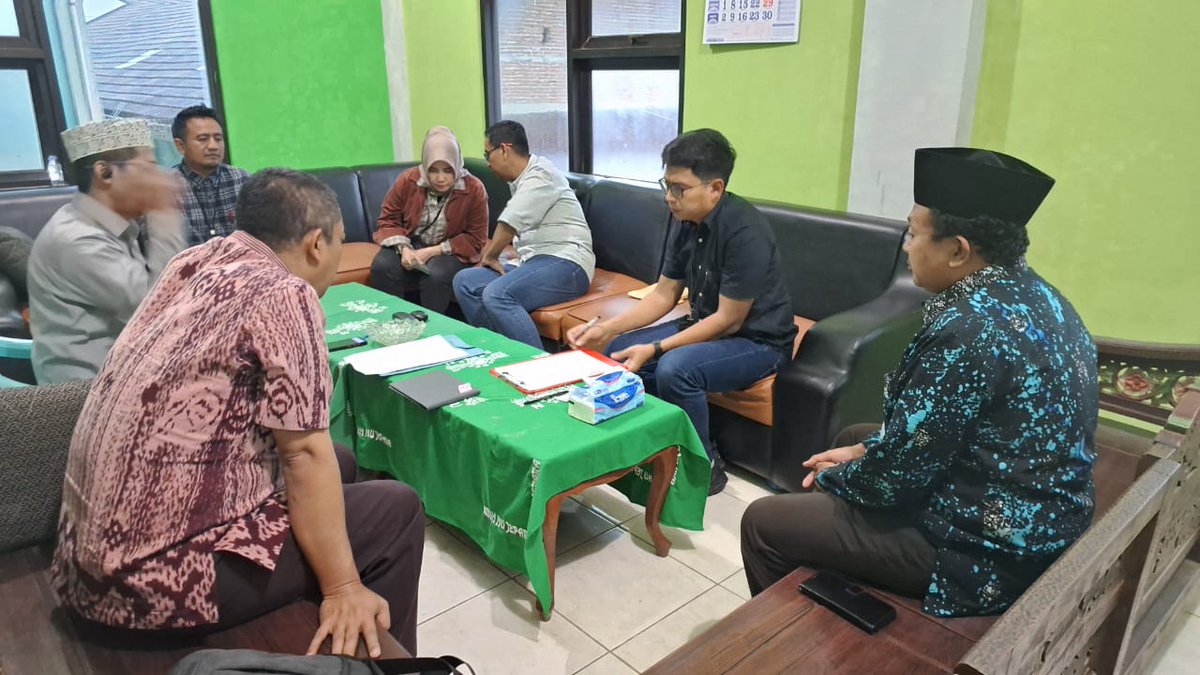 pcnujepara's tweet photo. Wakil Ketua Yayasan Anugerah Sehat Jepara dr. Triyono menerima bantuan Ambulance dari CSR Kantor Cabang BRI Jepara yg diserahkan secara langsung oleh Kacab BRI Fajar Baskoro. Bantuan diserahterimakan di Gedung PCNU disaksikan oleh Katib &amp; Sekretaris PCNU. https://t.co/Vh33juj5cy