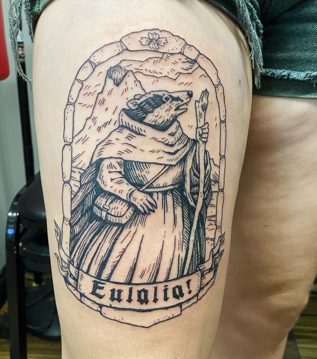 Really enjoying this Redwall badger ruler tattoo, complete with Salamandastron in the background. Artwork by Martin McCoy, All For One Tattoo, Richmond, VA . Eulaliaaaa! redwall.fandom.com/wiki/Redwall_T…