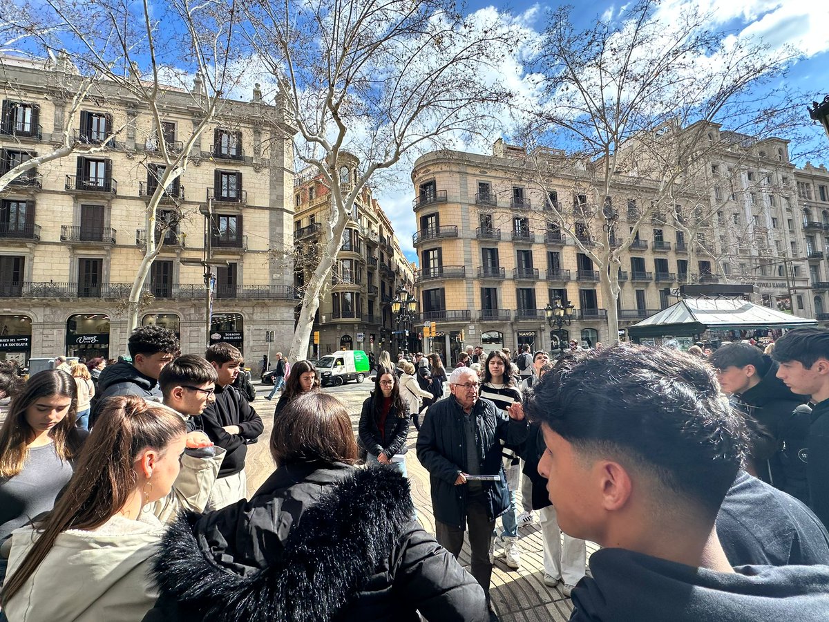 🎓Ahir, es va celebrar la XV Olimpíada de Geografia a la @GeografiaUB , els estudiants de Batxillerat van tenir una jornada plena d'aprenentatge. 👀Des de visites a l'estació meteocat fins a recorreguts pel Raval per entendre les transformacions urbanes i sociocolturals.