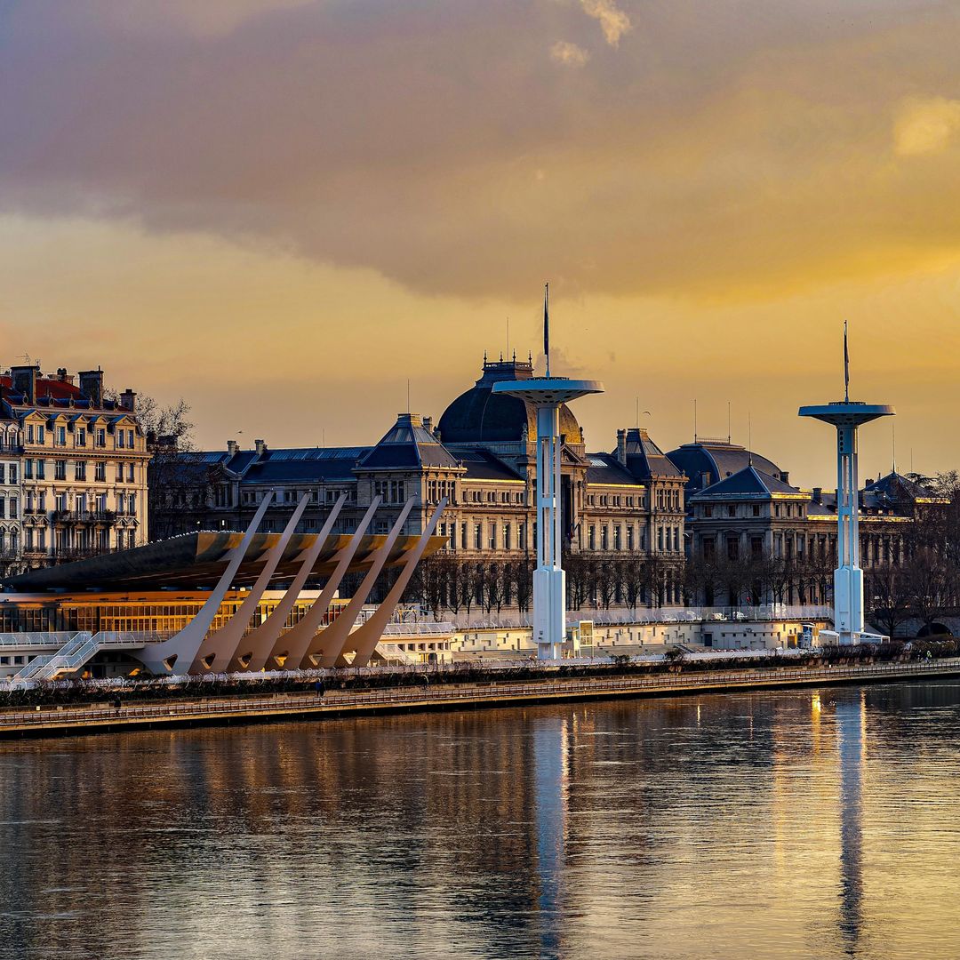 Les jours s'allongent 😍 🌼 Le printemps arrive petit à petit, et les jours durent plus longtemps, les promenades sur les quais n'en seront que plus agréables. Sur instagram 📸 fabrice_hugot__ #onlylyon #lyon #printemps