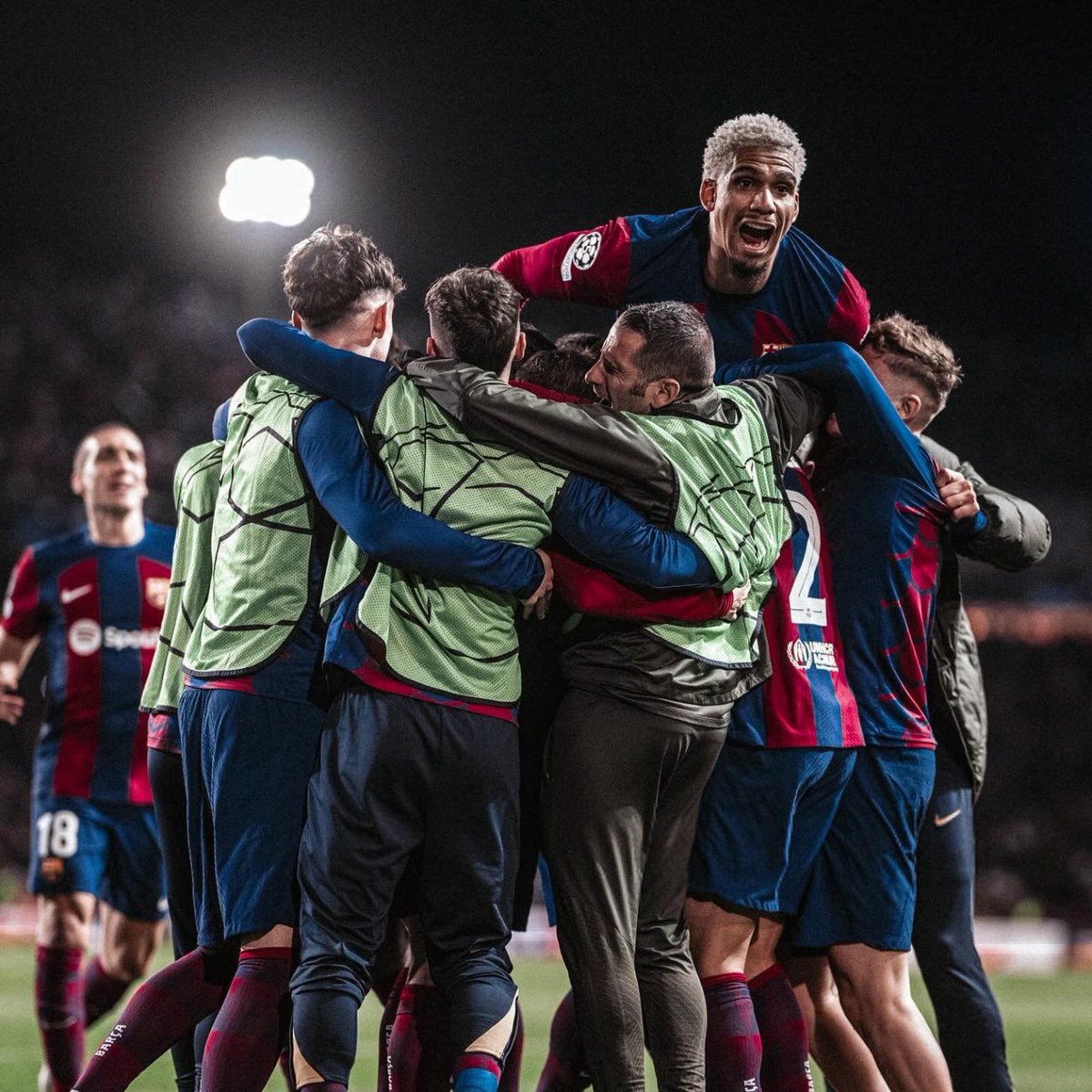 ¡A Cuartos! ¡Vamos, @FCBarcelona ! ⚔️🔴🔵 Linda noche de Champions en casa ✨🦍 #salmos25_3 #laglroiaesdeDios