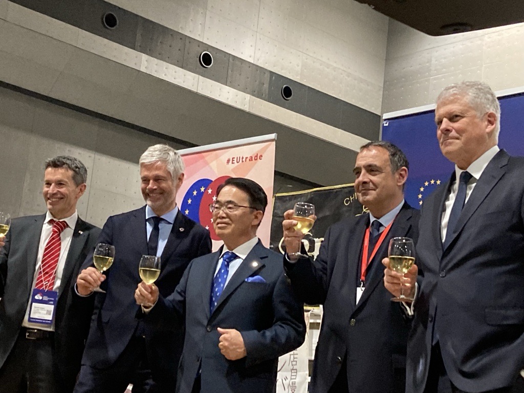 EUJapanCentre's tweet photo. 🎙1st day of Smart Manufacturing Summit 🇯🇵 saw @EUinJapan Ambassador Jean-Eric Paquet and our own @ManuelHubert_  stressing #EUJapan cooperation in #Smartmanufacturing.
🖥️👉10 #EU #digital companies will be at the trade fair for 3 days, together with @AWEX_Belgium &amp; Team Europe! https://t.co/ihLLLEvFEi