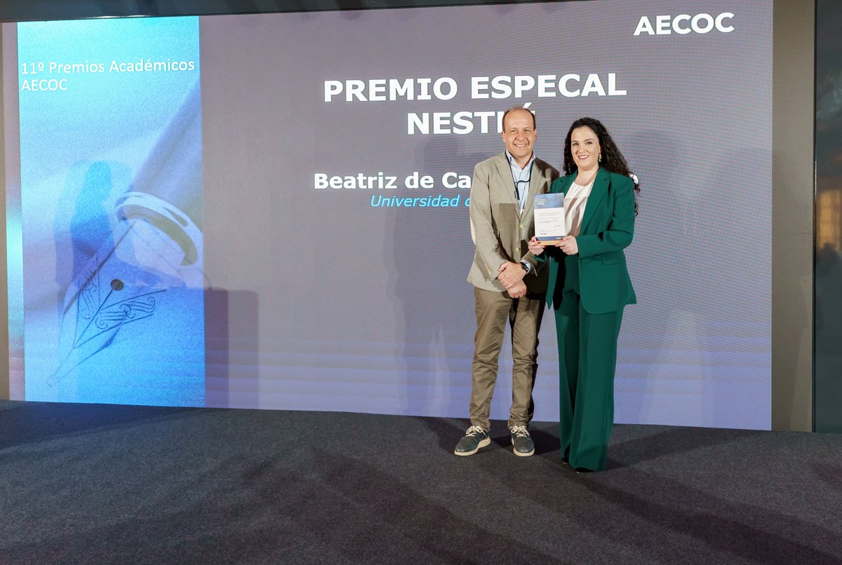 🥇¡Beatriz de Castro es la ganadora del Premio Especial de Nestlé que se entregó en los XI Premios Académicos y de Periodismo @AECOC_ES! Hizo entrega del galardón Alberto Vega, nuestro responsable de Relaciones Institucionales ¡Felicidades Bea! #PremiosAECOC👏