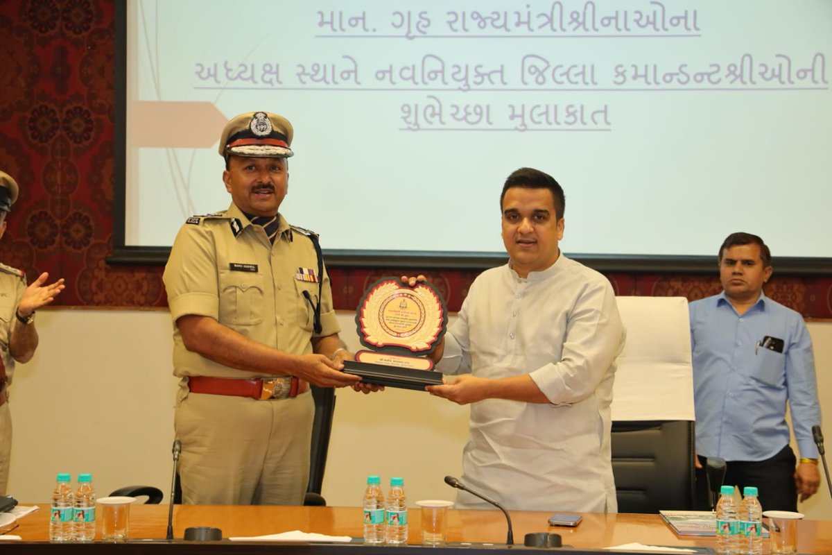 ગાંધીનગર સ્થિત સ્વર્ણિમ સંકુલ-૨ ખાતે આજે નવનિયુક્ત જિલ્લા કમાન્ડન્ટશ્રીઓની શુભેચ્છા મુલાકાત કાર્યક્રમ યોજાયો હતો. જેમાં ઉપસ્થિત રહીને સૌ નવનિયુક્ત જિલ્લા કમાન્ડન્ટશ્રીઓને સંપૂર્ણ નિષ્ઠા, પ્રમાણિકતા અને સંવેદનશીલતાથી ફરજ બજાવવા જરૂરી માર્ગદર્શન આપ્યું અને શુભકામનાઓ પાઠવી.