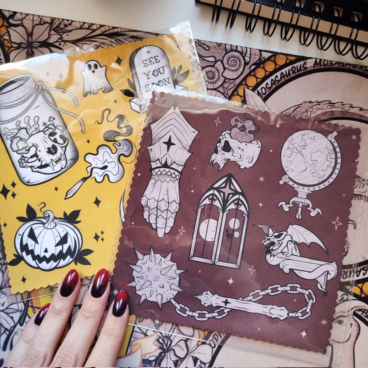 InkedMelon's tweet photo. Bueno pues he recogido las nuevas cositas de la mano de mi Fae personal @Samanta_Nimvyr la cual me ha dado los mejores tes del mundo de regalo de cumpleaños 🖤✨

No puedo esperar más a enseñaros las nuevas gamuzas os dejo fotinchis https://t.co/poBcTmRAoc