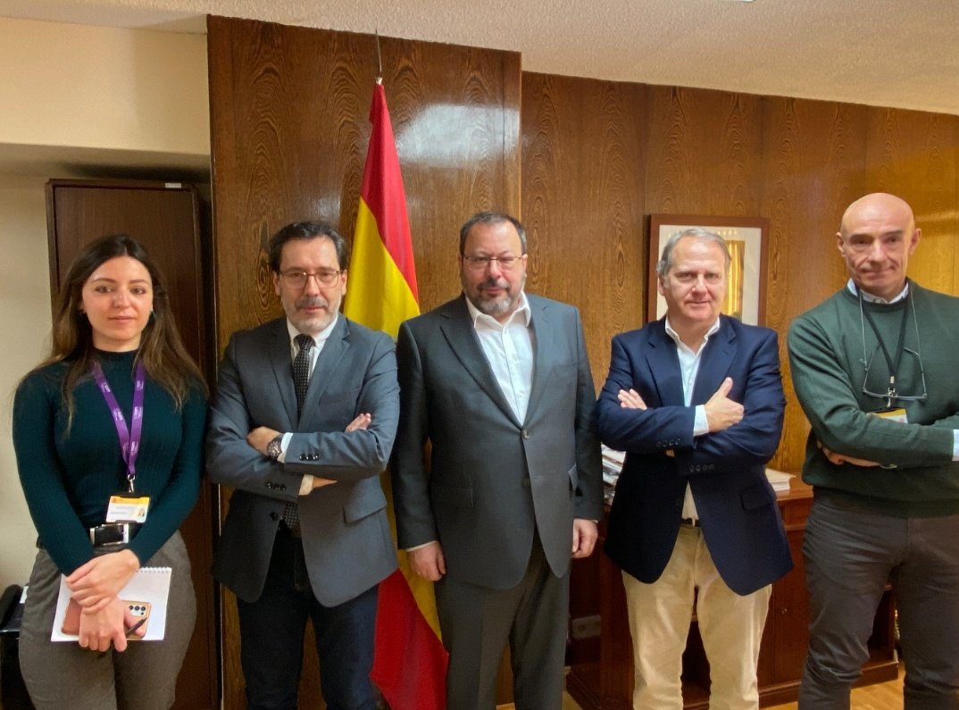 Nuestros presidente, Dr. @1969carodriguez, y vicepresidente, Dr. @javierDcastro, han mantenido hoy una reunión de trabajo con el Director General de Cartera Común de Servicios del SNS y Farmacia de @sanidadgob, César Hernández, y su equipo con los objetivos comunes de: ✅️