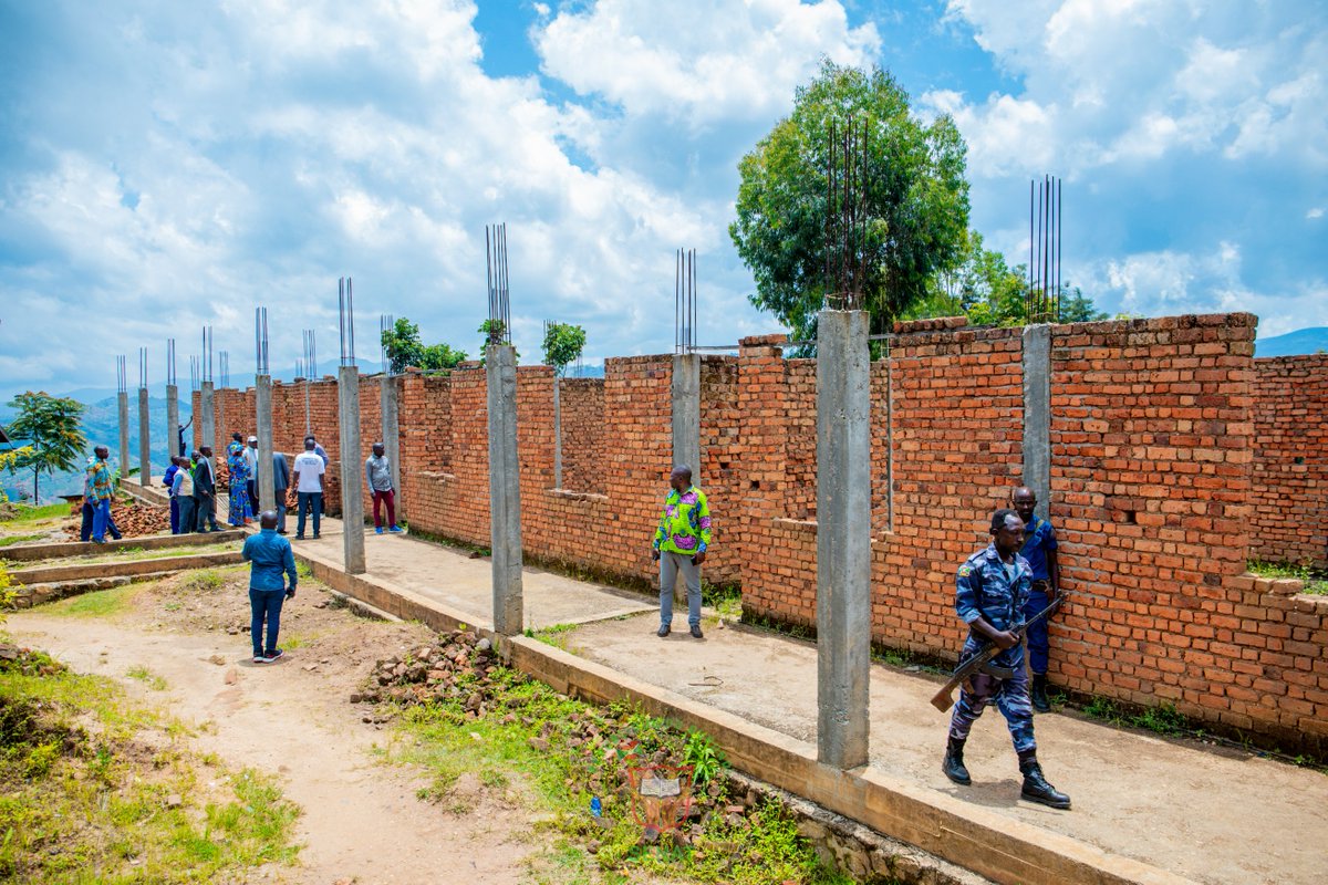 Burundi_senat's tweet photo. 1/2 #Burundi: Tres @HonSinzohagera a constaté que la commune #Mutambu connait un problème lié au manque de moyens financiers pour réaliser ces projets de grande envergure. Pour ce, il a interpellé toutes les communes en général, et la commune Mutambu en particulier, d‘élaborer des projets réalisables selon les moyens disponibles.