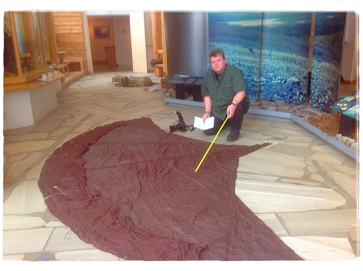 Täsmälleen 10 vuotta sitten matkustin Lappiin tutkimaan Kemppisen vanhaa louetta. Se oli hieno hetki ja viitoitti tieni jonkinlaiseksi avotulimajoitteiden maallikkosaarnaajaksi. Nyt palasin aiheen äärelle ja olen iloinen saadessani johdattaa <a href="/Eramuseosaatio/">Suomen Erämuseosäätiö</a>’n aarteen äärelle.