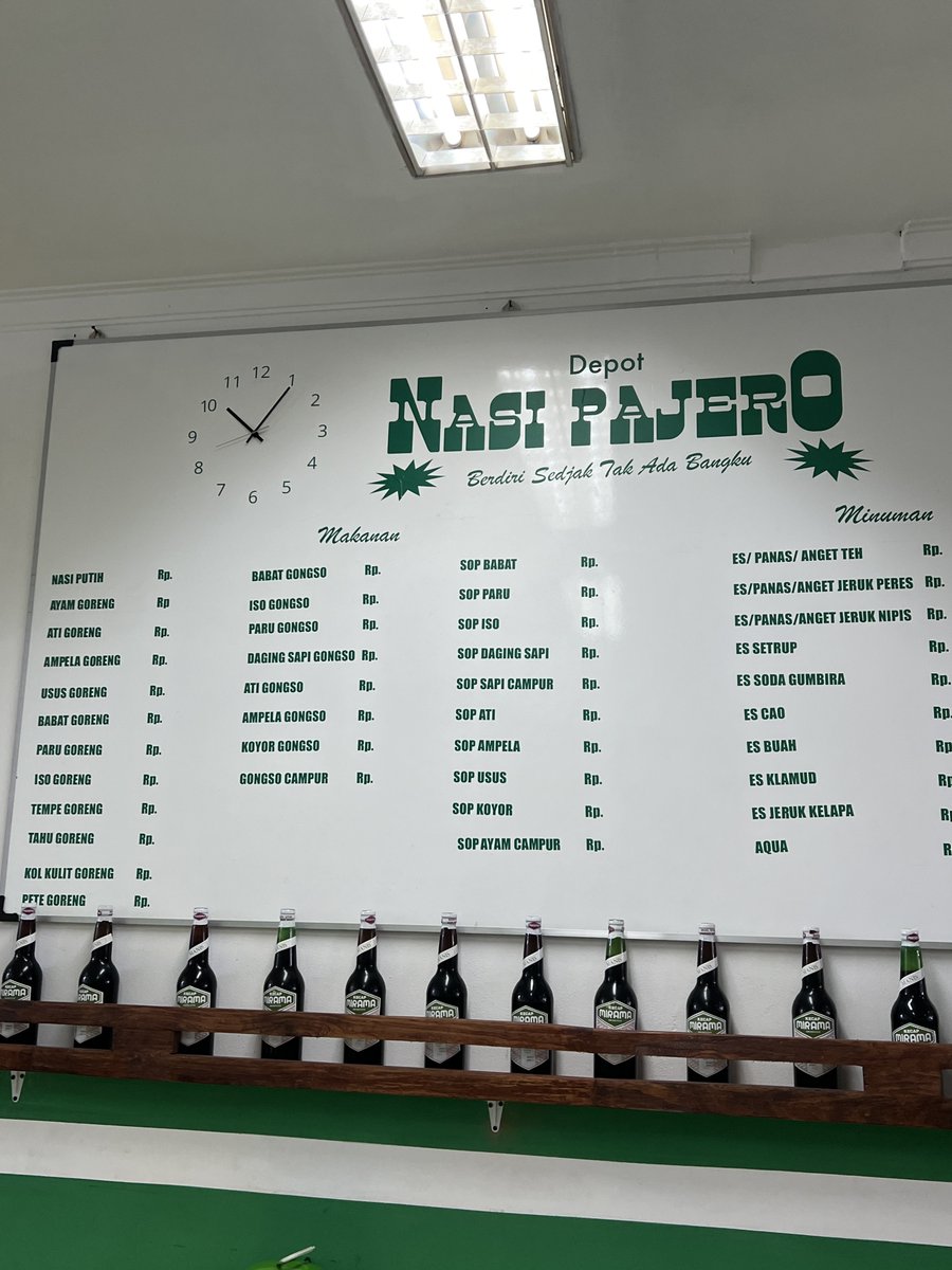 BanyuSadewa's tweet photo. Buat Sahabat Kolesterol nih! Menu nya jaroan digorengg kering atau di-gongso. Gw pesen goreng babat, usus, paru, pas dateng kecewa krn usus nya ternyata usus ayam bukan sapi 😢 tapi lumayan enak bumbunya kering dan kerasa. Usunya krenyes2. Gongso rempelo nya jg enak. https://t.co/oQ55RJ84Ft