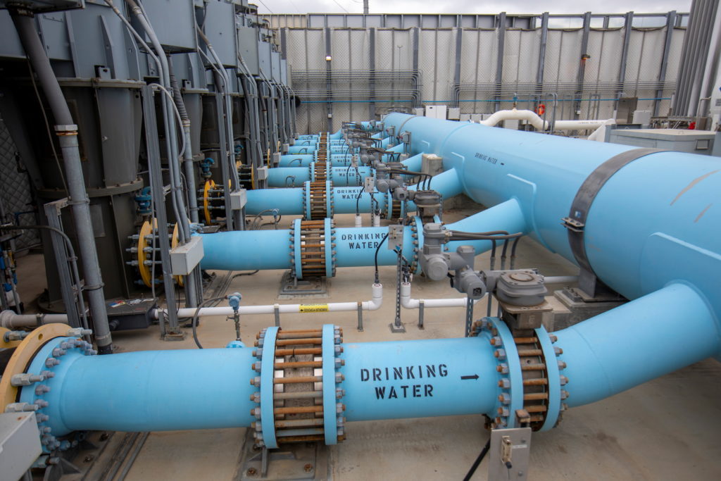 DiscoverChad's tweet photo. Le gouvernement tchadien accorde une importance capitale à la distribution d'eau. Vous êtes investisseur ? Venez contribuer à cette priorité nationale. Contactez-nous pour en savoir plus sur les opportunités d'investissement dans ce secteur essentiel. 💧 #InvestInChad #Water https://t.co/Ck1WS2FoyM