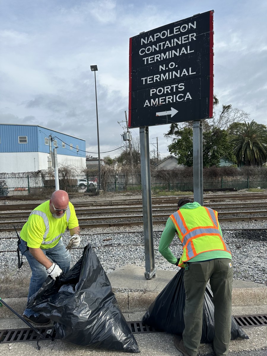 railnola's tweet image. #NOPB's first safety clean up of 2024 was a huge success! Crews collected over 20 bags of trash and debris. This is just one of the many ways we are working to keep the gateway clean. 

#RailRiverRoad #YourWorkingRiver