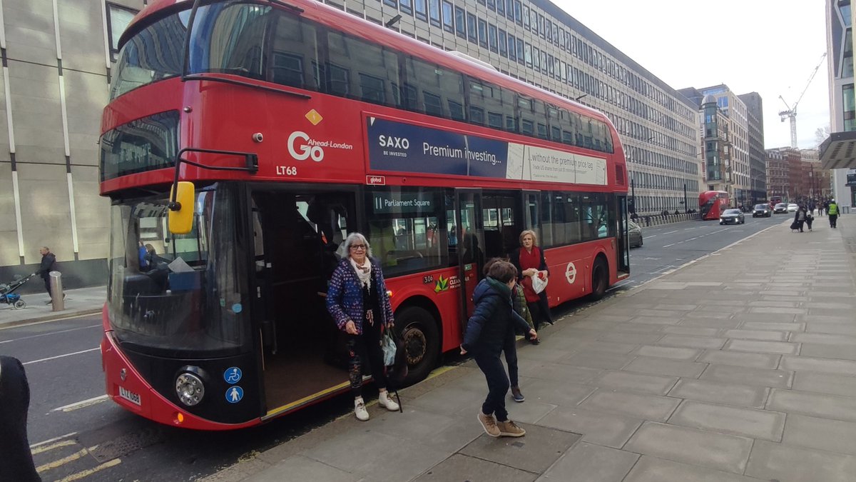 alfredlanda's tweet photo. Para los peques ya sólo subirse a la parte de arriba de uno de los míticos autobuses rojos londinenses ya supone toda una experiencia que seguro recordarán al menos durante un mes😁
#londonbreak https://t.co/uHUIm86QbN