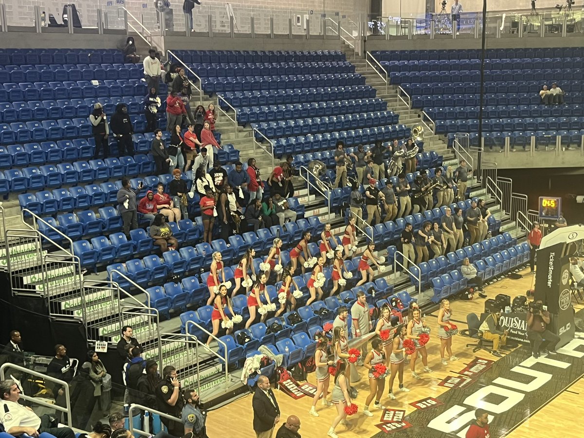 Thankful for our students that jumped on a bus to get here last night to cheer on the Colonels. Where Red and get here Today! 4pm TIP OFF @NichollsSGA @Nicholls_VPSA @NichollsState