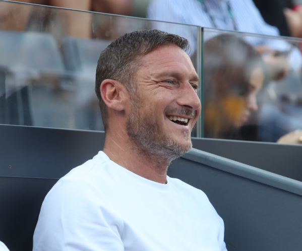 LAROMA24's tweet photo. 🟡🔴 Totti: "Io alla Roma in caso di conferma di De Rossi? Torno prima..." (VIDEO)

▶️https://t.co/jZQ4O09zvp

#AsRoma https://t.co/fDtGpxszT6