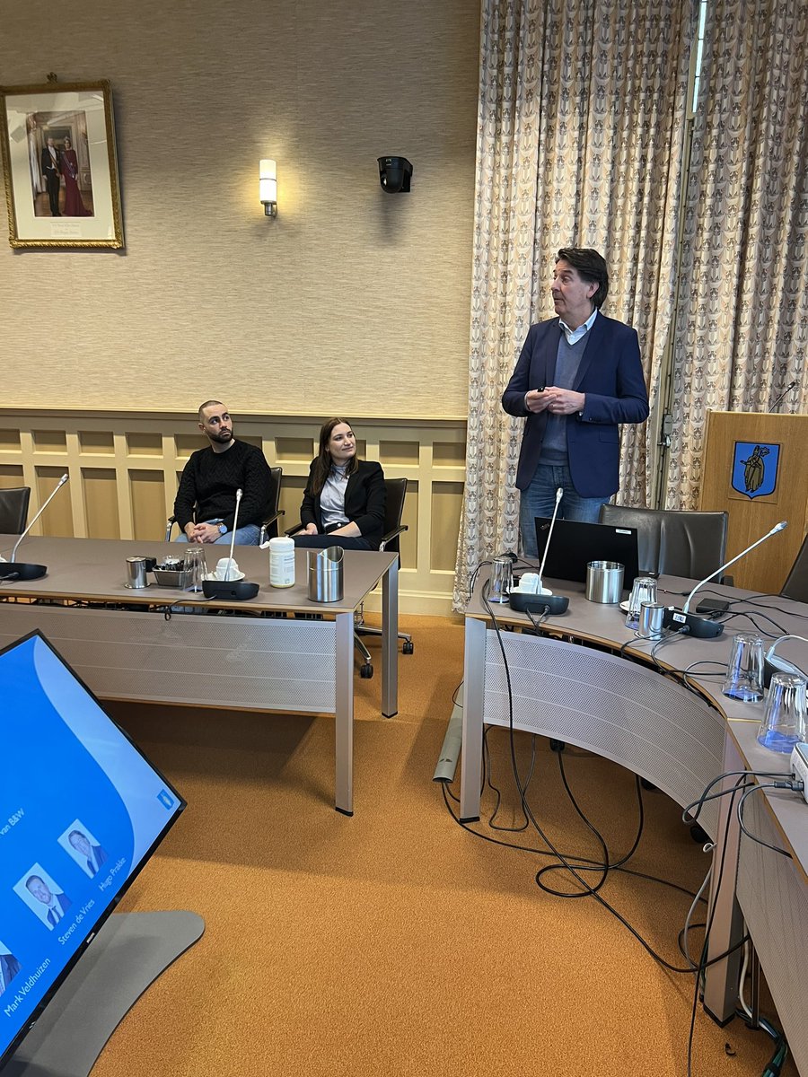 Vandaag waren de eindexamenkandidaten van de <a href="/waldheimmavo/">Waldheim</a> op bezoek. We hebben ze kort geïnformeerd wat de gemeentepolitiek en bestuur doen. Samen met <a href="/HugoprakkeD66/">Hugo Prakke</a>, <a href="/anne_sluijs/">Anne Sluijs</a> <a href="/valentijn_andre/">Valentijn Brinkman-Koopal</a> #MuhamedKorkmaz en #WimGenuit. Altijd super leuk om te doen