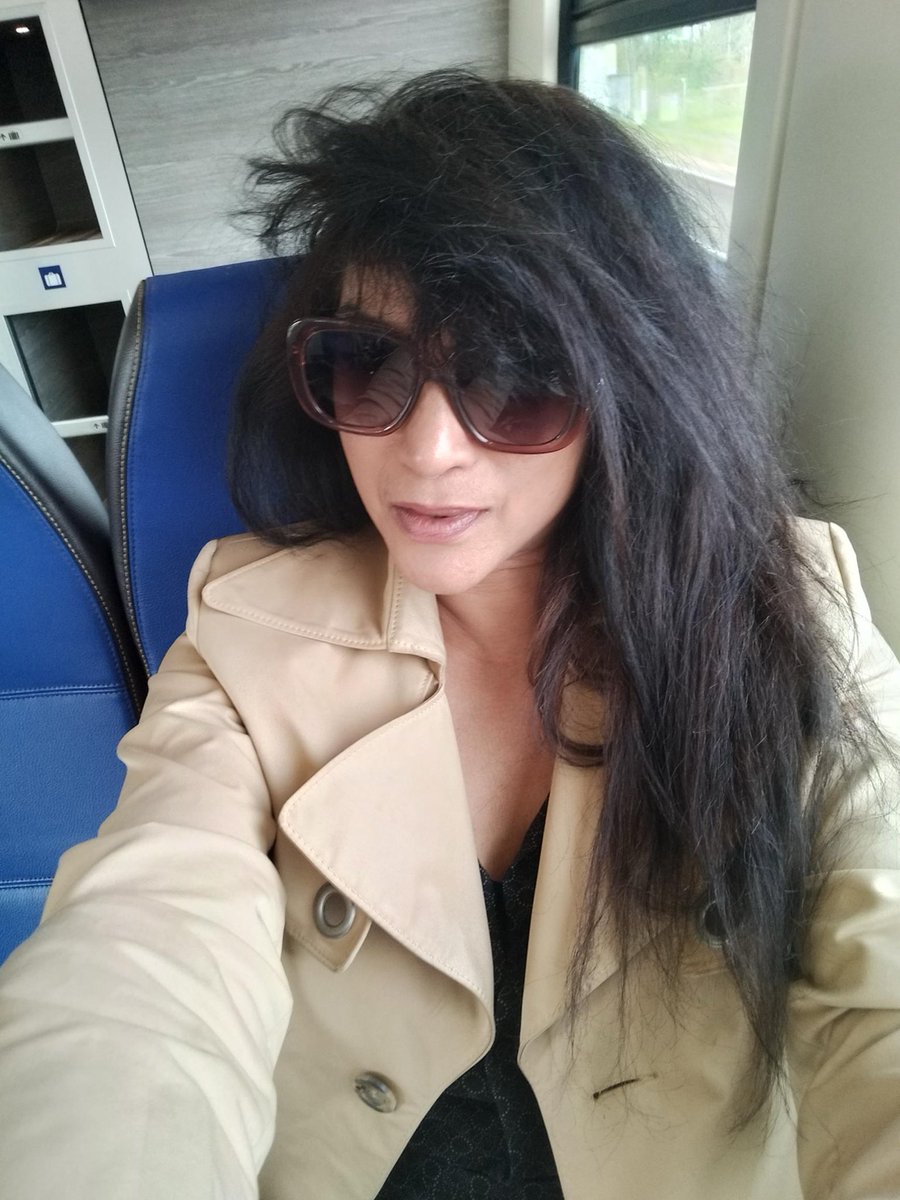 Als ik niet moe ben ⁦@NS_online⁩ zo zie ik eruit in uw trein. #train #OV #openbaarvervoer #publictransport 

#beauty #skin #hair #wearevisible #wijzijnzichtbaar #iamvisible #ikbenzichtbaar