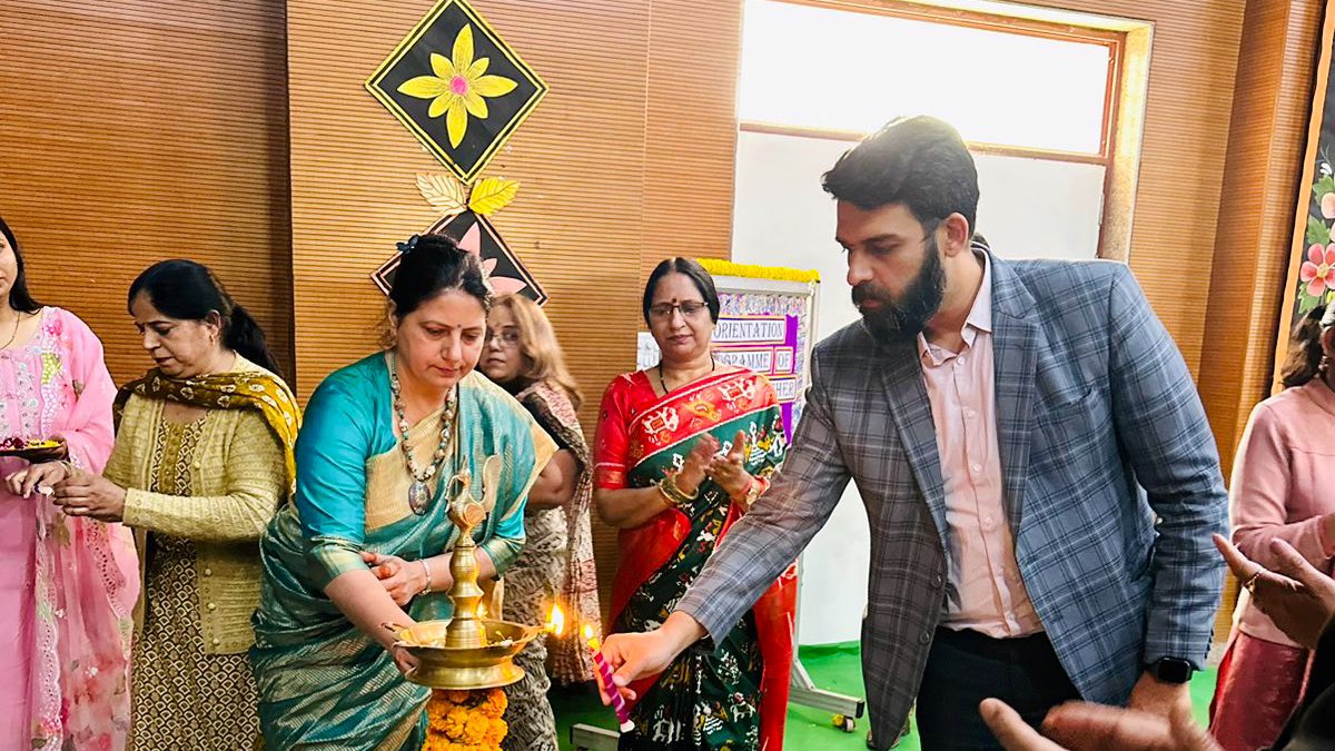 Dir_Education's tweet photo. An Orientation Program of EVGCs and counsellors on Careers in ITIs was organized at SKV District Centre Vikaspuri today.

Director Education @bhupesh_ch inaugurated the program and addressed the audience.

The aim of the program was to abridge the gap between ITIs &amp; DoE students. https://t.co/ypzAf2UsjO