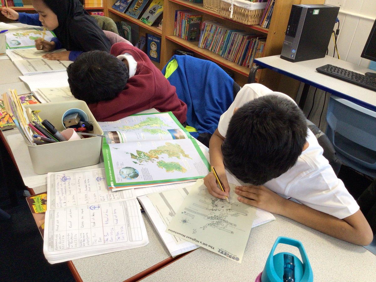 SHPYear3's tweet photo. 3E are using atlases to locate mountains in the UK https://t.co/0HGXZCGKLt