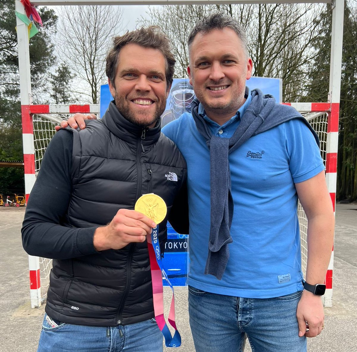 David De Myttenaere (@d_demyttenaere) on Twitter photo Merci <a href="/vincvanasch21/">vincent vanasch</a> pour ta venue à Saint-Georges : trois interviews, des dizaines de photos et de dédicaces, des dizaines de passes… Quelle chance pour nous tous de rencontrer un immense champion qui est resté humble, bienveillant et disponible. <a href="/RoyalOree/">Royal Orée ♚</a> @BELRedLions Merci <a href="/vincvanasch21/">vincent vanasch</a> pour ta venue à Saint-Georges : trois interviews, des dizaines de photos et de dédicaces, des dizaines de passes… Quelle chance pour nous tous de rencontrer un immense champion qui est resté humble, bienveillant et disponible. <a href="/RoyalOree/">Royal Orée ♚</a> @BELRedLions