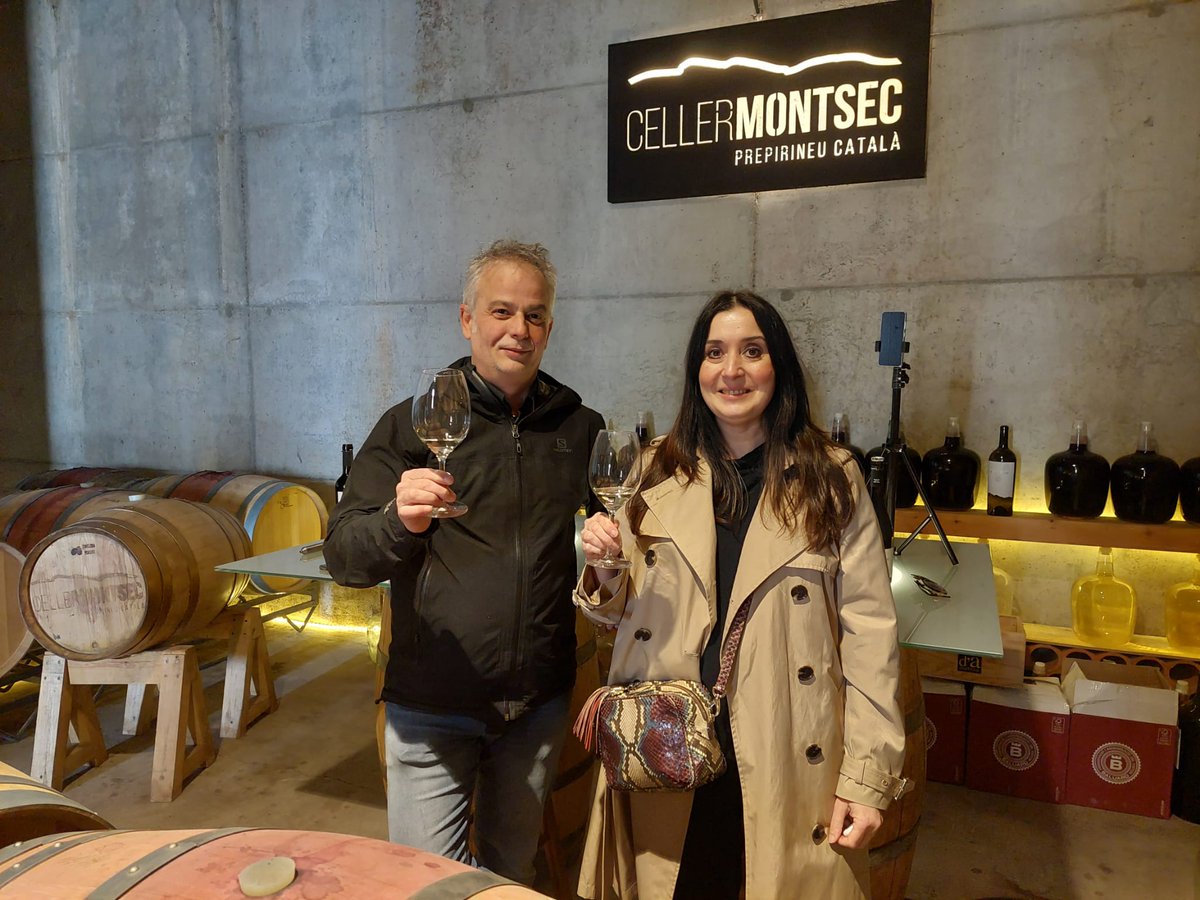 celler_montsec's tweet photo. Sonia, ¡Un placer recibirte en casa! 😊
Hoy ha estado aquí nuestra representante en Alemania y hemos podido mostrarle nuestras instalaciones y degustar algunos de nuestros vinos. Gracias por tu visita. ¡Seguimos!
#cellermontsec #vinambdo #vinsdeterritori #docostersdelsegre https://t.co/lhV3c7SVIP