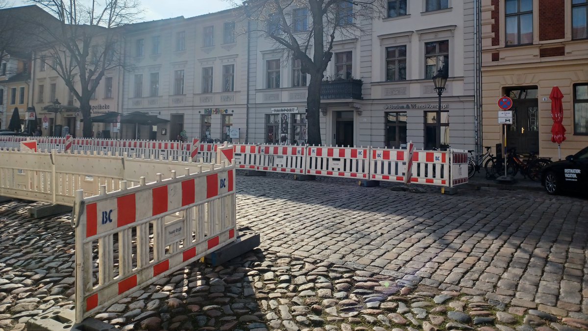 Die ersten Vorbereitungen sind bereits sichtbar: Noch vor Ostern wird ein Teil der Dortustraße zum #verkehrsberuhigt|en Bereich - ein Ort mit mehr Platz für Menschen, weniger Lärm, mehr Grün, zum Begegnen und Aufhalten und mehr Lebensqualität #mehrdortu für ALLE #bessermobil