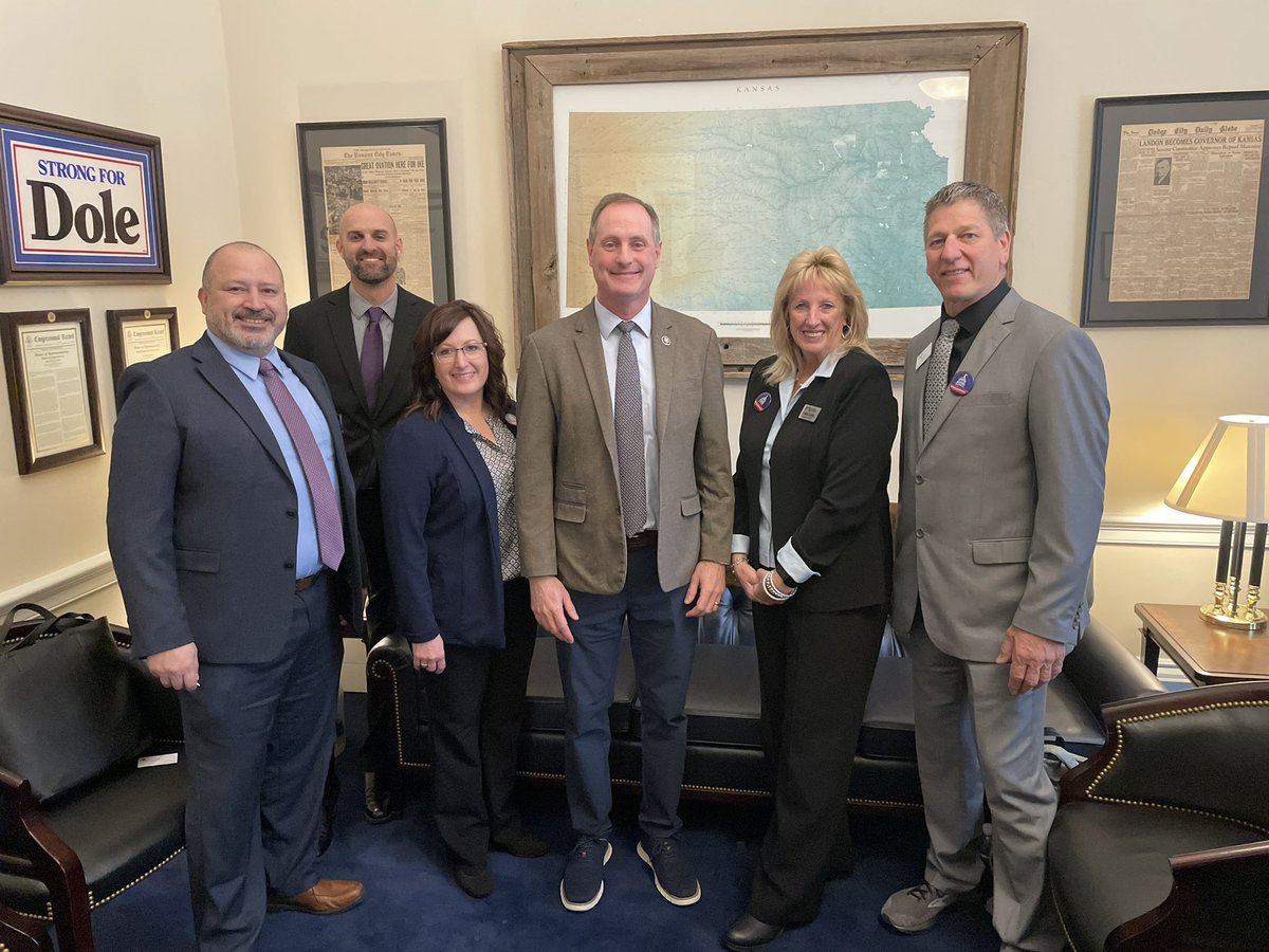 Thank you Rep. Tracey Mann for your willingness to discuss vital education matters impacting Kansas schools and students. Your time was much appreciated! @NASSP @NAESP @KSPrincipals @USAKansas @SaccoEric @LesWatso @JohnBefort #KansasEducation #PrincipalsAdvocate
