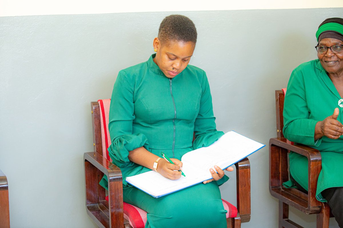 godfreyabely2's tweet photo. Leo Tarehe 13 Machi,2024 Katibu Mkuu wa Uwt Tanzania CDE @jokateM amezuru nyumbani kwa Baba Wa Taifa Hayati Mwalimu Julius Kambarage Nyerere - Mwitongo Butiama na kupokelewa na Mtoto Wa Baba Wa Taifa Ndg. Madaraka Nyerere.

#MwanamkeNipo
#Uwtimara 
#Jeshilamama
#kaziiendelee https://t.co/gFStr3tXOy