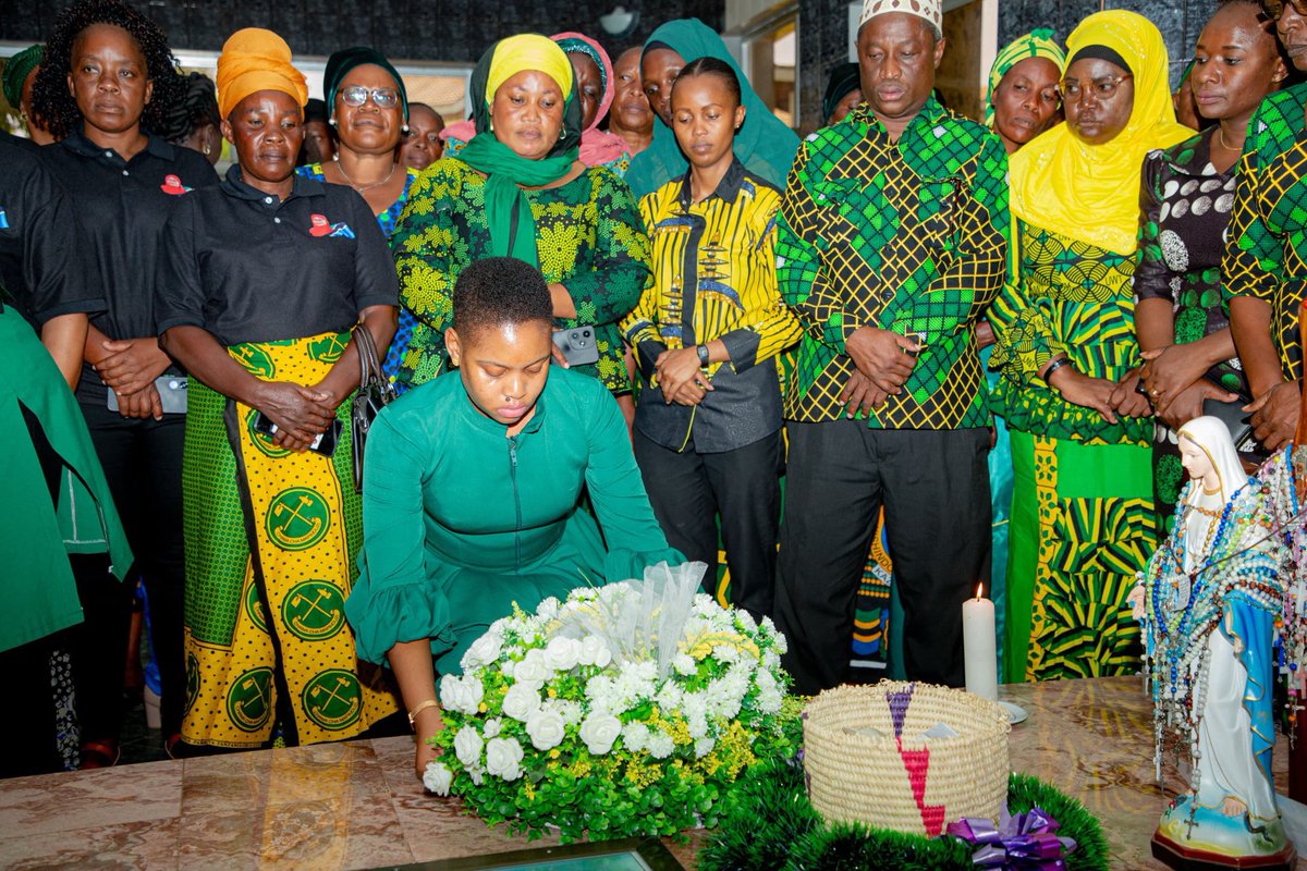 godfreyabely2's tweet photo. Leo Tarehe 13 Machi,2024 Katibu Mkuu wa Uwt Tanzania CDE @jokateM amezuru nyumbani kwa Baba Wa Taifa Hayati Mwalimu Julius Kambarage Nyerere - Mwitongo Butiama na kupokelewa na Mtoto Wa Baba Wa Taifa Ndg. Madaraka Nyerere.

#MwanamkeNipo
#Uwtimara 
#Jeshilamama
#kaziiendelee https://t.co/gFStr3tXOy