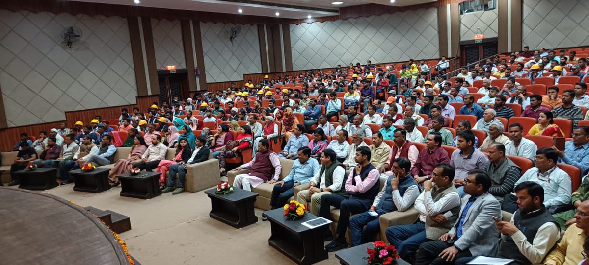 माननीय प्रधानमंत्री जी  ने ‘पीएम-सूरज राष्ट्रीय पोर्टल’ का शुभारंभ किया। मुख्य अतिथि श्री नरेन्द्र कश्यप मा0 राज्यमंत्री (स्वतंत्र प्रभार) ने लाभर्थियों को ऋण एवं पीएम नमस्ते आयुष्मान कार्ड तथा PPE किट भी वितरित किए।
<a href="/CommissionerMe3/">Commissioner Meerut</a> <a href="/ChiefSecyUP/">S.P. Goyal, Chief Secretary, GoUP</a> <a href="/InfoDeptUP/">Information and Public Relations Department, UP</a> <a href="/CMOfficeUP/">CM Office, GoUP</a> <a href="/PMOIndia/">PMO India</a>