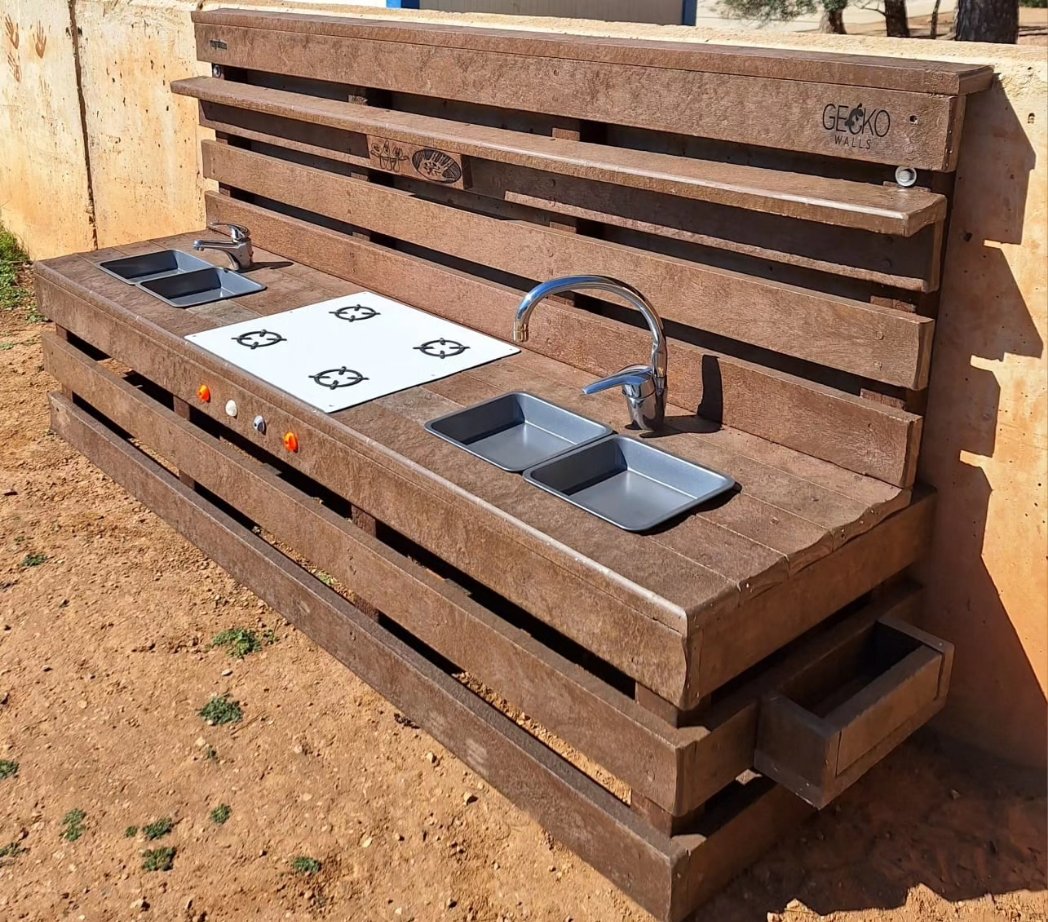 Preparaos <a href="/Dabizdiverxo/">Dabizdiverxo</a> <a href="/JordiCruzMas/">Jordi Cruz Mas</a> <a href="/karguinano/">Karlos Arguiñano</a> <a href="/albertochicote/">Alberto Chicote</a> <a href="/QiqeDacosta/">Quique Dacosta 🪼🍊</a> <a href="/chefjoseandres/">Chef José Andrés 🕊️🥘🍳</a> que se os viene competencia con los futuros xefs que estamos preparando con nuestras cocinitas sostenibles realizadas en plástico 100% reciclado!!

😊👩‍🍳👨‍🍳🏫🤸‍♂️