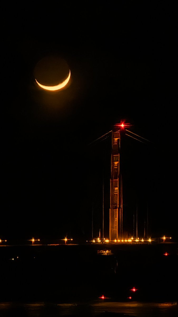 Crescent moon setting behind the Golden Gate Bridge last night @zimpix @RobMayeda @Underscore_SF #CAwx @SFGate @nbcbayarea @abc7newsbayarea @NWSBayArea @GMA