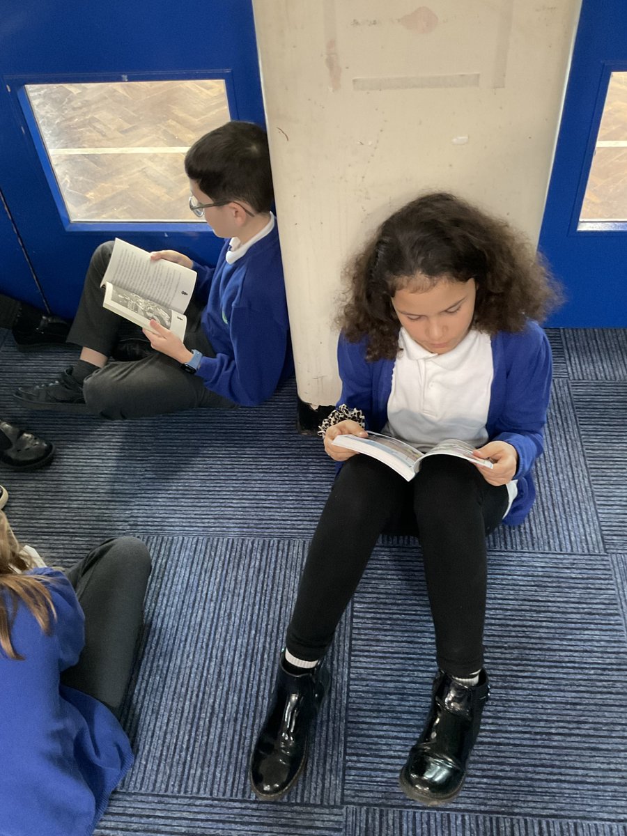 As part of our #readachievesucceed strategy, each year every pupil receives a free book of their choice to keep and yesterday the Madeleine Lindley book shop was at Alvaston! 📚We had a SUPER time choosing a book! 📚@teacher_books @theharmonytrust 📚