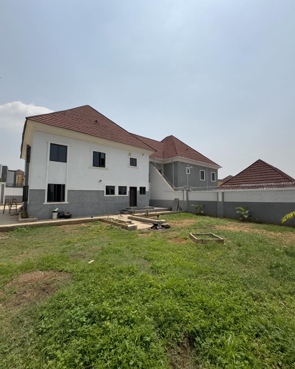 For Sale | Guzape Listing‼️

4 Beds | 4.5 Baths | 
Semi detached Home | ₦285m

This is a Solidly built 4 Bedrooms home with a spacious backyard, 3Living rooms,gate house, fully fitted kitchen, 5Car parking spaces , Tarred Road etc. 
#AbujaTwitterCommunity
800k