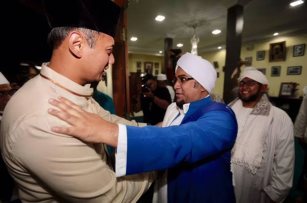 AgusYudhoyono's tweet photo. Innalillahiwainnailaihirajiun, turut berbelasungkawa atas berpulangnya Al-Habib Hasan bin Ja'far Assegaf. Sosok Ulama Betawi Muda yang memiliki puluhan ribu jamaah yang kebanyakan anak-anak muda. Majelis yang dipimpinnya selalu mengingatkan kita akan kecintaan kepada Nabi Muhammad SAW. Mudah-mudahan almarhum ditempatkan di sisi-Nya yang paling indah, diampuni segala kehilafan dan dosanya, dan ilmu serta amal ibadahnya menjadi penerang baginya di alam keabadian.