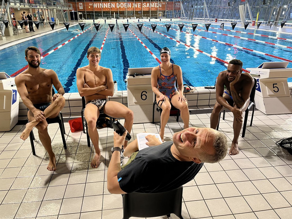 Meester <a href="/MarkFaber_zw/">Mark Faber</a> en z’n klasje😊. 
Al lekker vrolijk op de vroege ochtend, <a href="/arnokamminga/">Arno Kamminga</a> ? 
#KNZB #officeoftheday