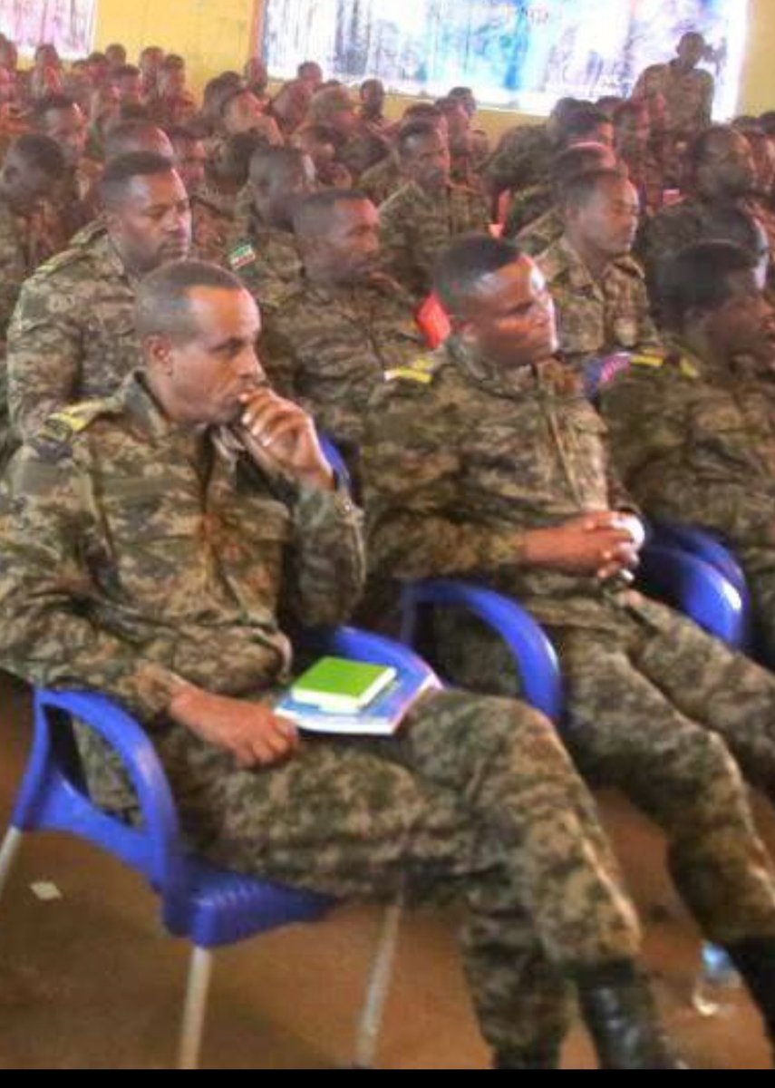 dagmawi_belay's tweet photo. የጁላ ሰራዊት body language speaks volumes. 

ይሄ ሁሉ ሀሳብና ትካዜ ከምን የመነጨ ነው ብሎ ለሚጠይቅ ሰው መልሱ የፋኖ ቃሪያ ጥፊ ነው:: https://t.co/BtmZpiboMq