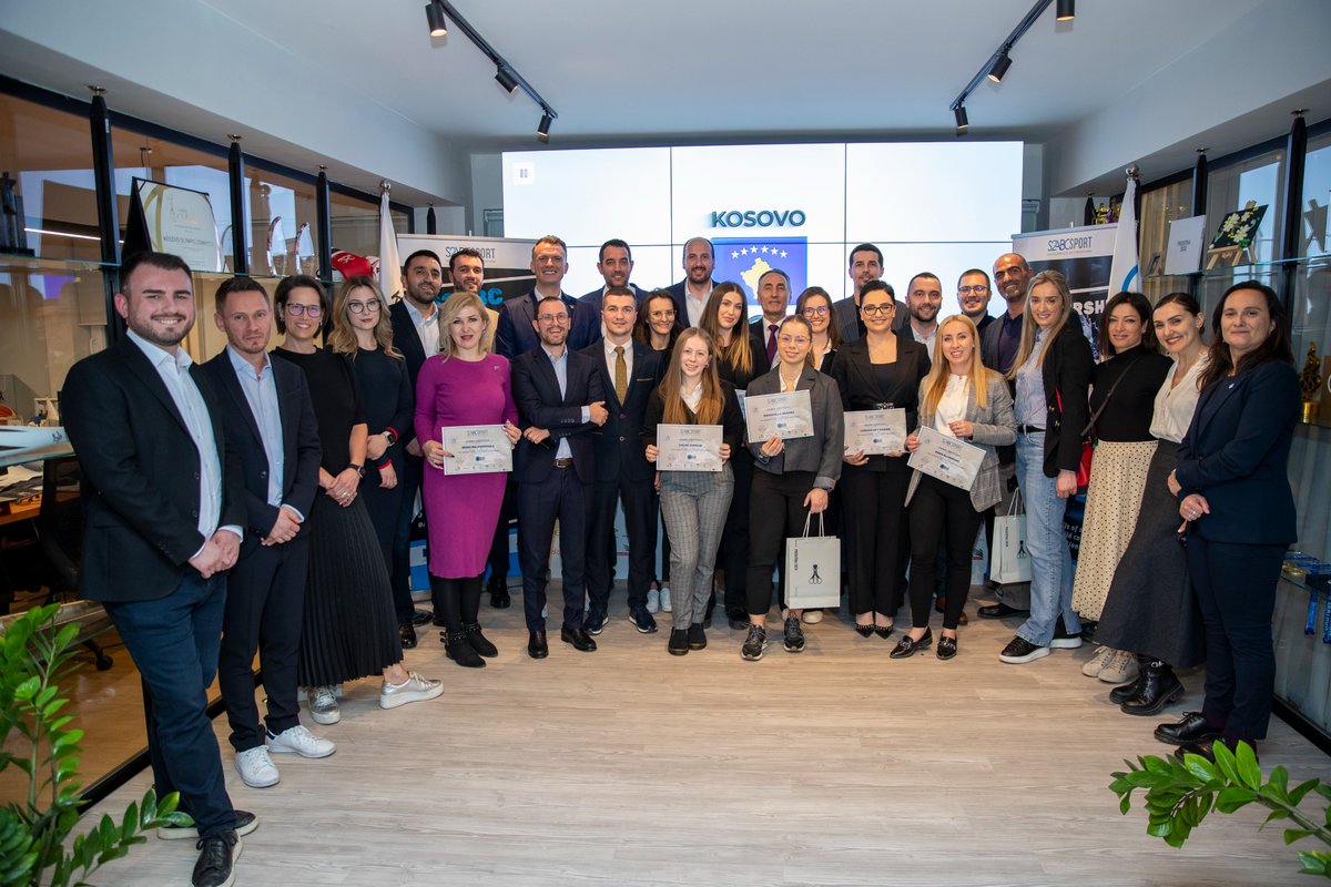 NOCKOSOVO's tweet image. Për dy ditë me radhë, @NOCKOSOVO  ka mirëpritur rreth 30 administratorë vendorë e ndërkombëtarë të cilët diplomuan në kursin e avancuar evropian për administratorë të sportit (S2ABC), të cilin krahas vendeve të Evropës, e vijuan edhe pjesëmarrës nga Kosova.

#EOSE #S2ABC