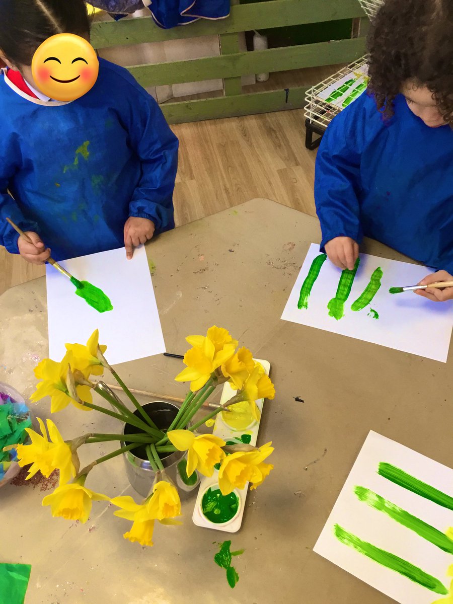 Some wonderful observational art in nursery this morning, we spoke about the different parts of the daffodil, the petals, the stems and what colour they should be... 
<a href="/HIAMrsRadwan/">Mrs Radwan</a> <a href="/HIAMrsMartin/">Mrs Martin</a>