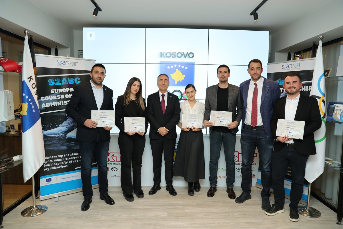 NOCKOSOVO's tweet image. Për dy ditë me radhë, @NOCKOSOVO  ka mirëpritur rreth 30 administratorë vendorë e ndërkombëtarë të cilët diplomuan në kursin e avancuar evropian për administratorë të sportit (S2ABC), të cilin krahas vendeve të Evropës, e vijuan edhe pjesëmarrës nga Kosova.

#EOSE #S2ABC