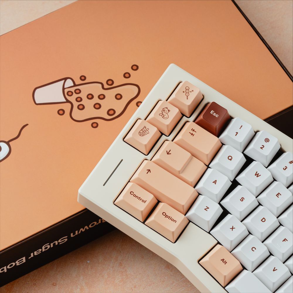 ShopTeacaps's tweet image. Can't beat the classics! Inspired by the delicious Taiwanese drink, the Brown Sugar Boba keycap set is in-stock with refreshed legends and novelties. 🧋