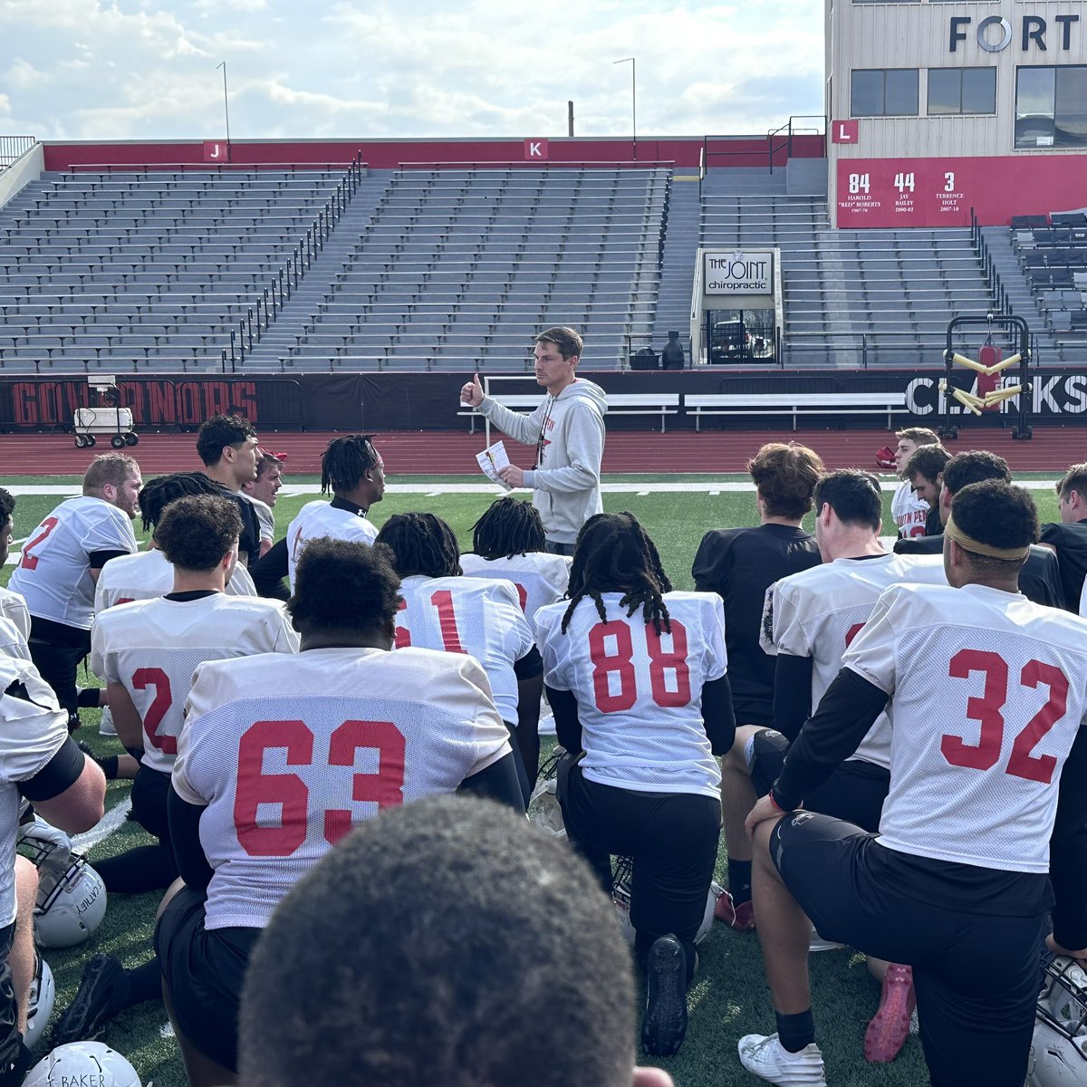 Happy first spring practice and happy birthday to head coach 𝗝𝗘𝗙𝗙 𝗙𝗔𝗥𝗜𝗦! 🎩🏈🎂 #LetsGoPeay