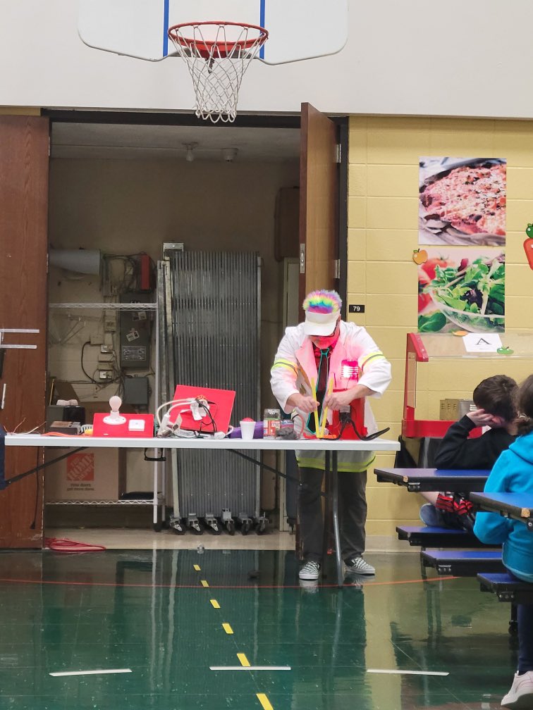 Prairie_Brandes's tweet photo. Third graders got to see Dr Shocker this morning!! Who knew it could be so fun to Learn Not To Burn? #NeverStopLearning #AmazingThingsHere #Elevate203 https://t.co/wchlwK2N6y